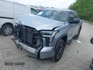 2025 Toyota Tundra SR z VIN 5TFLA5DB9SX243982, wystawiony jako IAAI lot #42139822 z przebiegiem 9198 mil mil oraz . Historia ofert i sprzedaży dostępna na DreamBid. Obrazek 2.