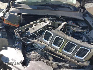2018 Jeep Compass Latitude with VIN 3C4NJCBB3JT462706, listed as a IAAI auction lot 41680742 with 89,105 mi miles. Bid and sale history available at carsss.com. Image 10.