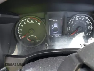 2018 Toyota Tacoma SR z VIN 5TFSX5EN6JX060153, wystawiony jako IAAI lot #41566129 z przebiegiem 33 669 mil mil oraz . Historia ofert i sprzedaży dostępna na DreamBid. Obrazek 7.