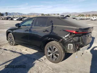 2023 Lexus RZ 450e Premium z VIN JTJAAAAB9PA007621, wystawiony jako Copart lot #80594143 z przebiegiem 7673 mil mil oraz Szkody całkowita. Historia ofert i sprzedaży dostępna na DreamBid. Obrazek 2.