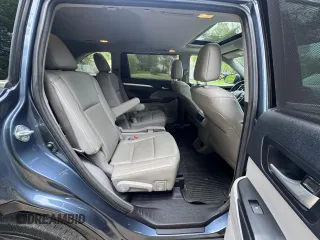 2017 Toyota Highlander XLE z VIN 5TDJZRFH5HS460260, wystawiony jako Copart lot #58095215 z przebiegiem 146 695 mil mil oraz Tytuł czysty. Historia ofert i sprzedaży dostępna na DreamBid. Obrazek 13.
