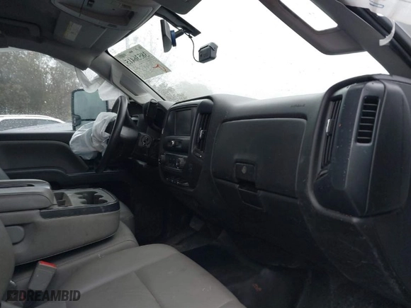 2019 Chevrolet Silverado 2500HD Work Truck with VIN 2GC2CREGXK1137979, listed as a IAAI auction lot 38536415 with 117,068 mi miles. Bid and sale history available at carsss.com. Image 5.