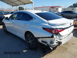 2022 Lexus ES 300h z VIN 58ADA1C19NU024116, wystawiony jako IAAI lot #41630532 z przebiegiem 22 141 mil mil oraz . Historia ofert i sprzedaży dostępna na DreamBid. Obrazek 3.