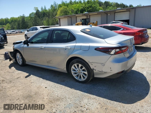 2024 Toyota Camry LE z VIN 4T1C11AK8RU261202, wystawiony jako Copart lot #53353235 z przebiegiem 22 487 mil mil oraz Szkoda całkowita • Salvage title. Historia ofert i sprzedaży dostępna na DreamBid. Obrazek 2.