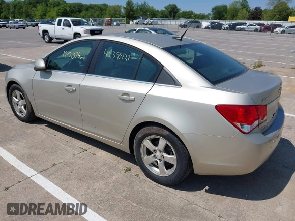 2014 Chevrolet Cruze 1LT z VIN 1G1PC5SB6E7196812, wystawiony jako IAAI lot #42393427 z przebiegiem 120 376 mil mil oraz . Historia ofert i sprzedaży dostępna na DreamBid. Obrazek 3.