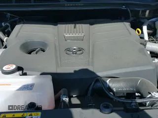 2025 Toyota Tundra SR z VIN 5TFLA5DB1SX263126, wystawiony jako IAAI lot #42294021 z przebiegiem 4 089 mil mil oraz . Historia ofert i sprzedaży dostępna na DreamBid. Obrazek 20.