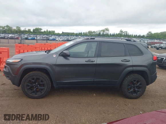 2016 Jeep Cherokee Trailhawk z VIN 1C4PJMBS7GW372623, wystawiony jako IAAI lot #42336107 z przebiegiem 231 887 mil mil oraz . Historia ofert i sprzedaży dostępna na DreamBid. Obrazek 14.