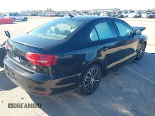2015 Volkswagen Jetta SE z VIN 3VWD17AJ9FM415626, wystawiony jako IAAI lot #41309967 z przebiegiem 96 681 mil mil oraz . Historia ofert i sprzedaży dostępna na DreamBid. Obrazek 4.