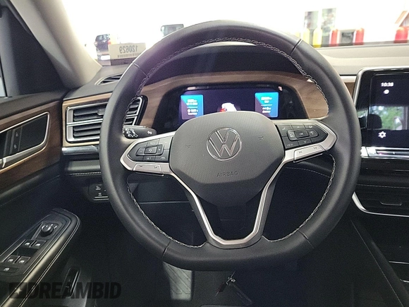 2024 Volkswagen Atlas SE z VIN 1V2HR2CA9RC558223, wystawiony jako IAAI lot #42734557 z przebiegiem 22 426 mil mil oraz . Historia ofert i sprzedaży dostępna na DreamBid. Obrazek 26.