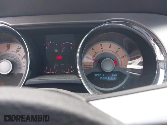 2010 Ford Mustang V6 с VIN 1ZVBP8AN1A5153856, выставлен на аукционе IAAI как лот 42461635 с пробегом 158 071 миль миль и . История ставок и продаж доступна на DreamBid. Изображение 7.