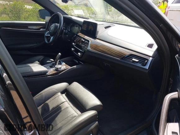 2018 BMW 5 Series 540i z VIN WBAJE5C50JWA96205, wystawiony jako IAAI lot #42213253 z przebiegiem 96 198 mil mil oraz . Historia ofert i sprzedaży dostępna na DreamBid. Obrazek 5.