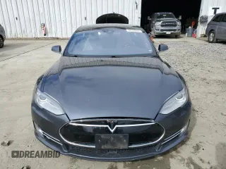2015 Tesla Model S 85D with VIN 5YJSA1H4XFF096717, listed as a Copart auction lot 84732464 with Not Provided miles and Salvage Title. Bid and sale history available at carsss.com. Image 5.