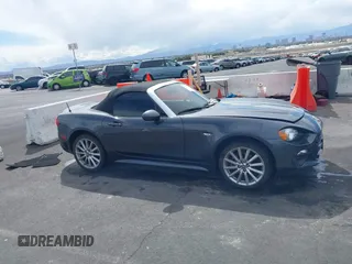2018 FIAT 124 Spider Classica z VIN JC1NFAEK3J0137856, wystawiony jako IAAI lot #41959793 z przebiegiem 49 513 mil mil oraz . Historia ofert i sprzedaży dostępna na DreamBid. Obrazek 13.
