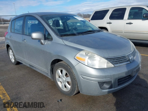 2007 Nissan Versa SL z VIN 3N1BC13E47L381218, wystawiony jako IAAI lot #41454515 z przebiegiem 137 264 mil mil oraz . Historia ofert i sprzedaży dostępna na DreamBid. Obrazek 1.