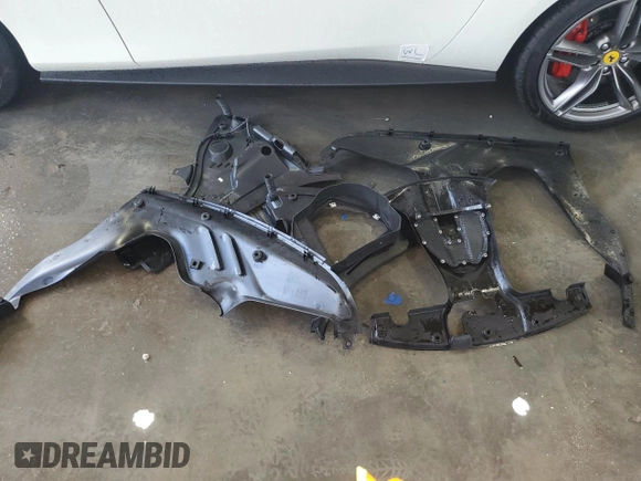 2024 Ferrari Roma z VIN ZFF98RNA4R0301164, wystawiony jako Copart lot #61120144 z przebiegiem 1263 mil mil oraz Nie do naprawy. Historia ofert i sprzedaży dostępna na DreamBid. Obrazek 12.