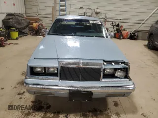 1989 Chrysler New Yorker z VIN 1C3BC663XKD578434, wystawiony jako Copart lot #84945044 z przebiegiem 51 067 mil mil oraz Szkody całkowita. Historia ofert i sprzedaży dostępna na DreamBid. Obrazek 5.