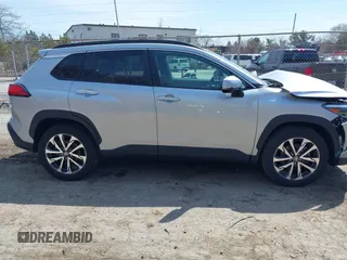 2022 Toyota Corolla Cross XLE z VIN 7MUEAABG1NV020142, wystawiony jako IAAI lot #41925148 z przebiegiem 36 047 mil mil oraz . Historia ofert i sprzedaży dostępna na DreamBid. Obrazek 14.
