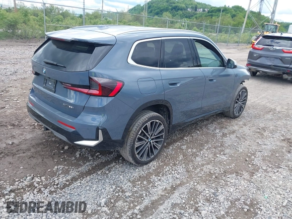 2023 BMW X1 xDrive28i z VIN WBX73EF06P5W75006, wystawiony jako IAAI lot #42235317 z przebiegiem 22 890 mil mil oraz . Historia ofert i sprzedaży dostępna na DreamBid. Obrazek 4.