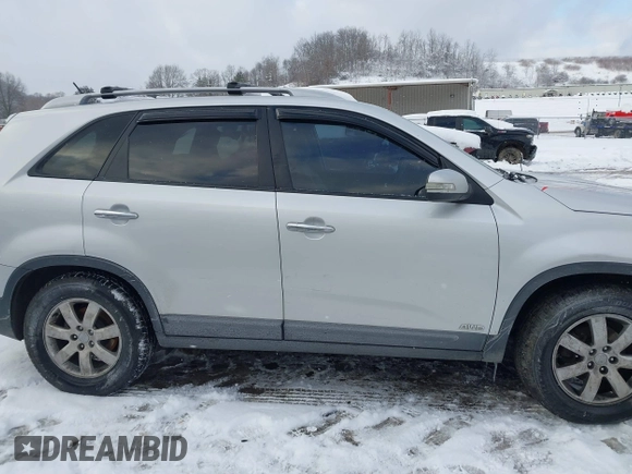 2013 Kia Sorento LX with VIN 5XYKTDA26DG338980, listed as a IAAI auction lot 41270994 with 170,714 mi miles. Bid and sale history available at carsss.com. Image 13.
