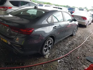 2021 Kia Forte LXS z VIN 3KPF24AD6ME323317, wystawiony jako IAAI lot #42110865 z przebiegiem 86 134 mil mil oraz . Historia ofert i sprzedaży dostępna na DreamBid. Obrazek 4.