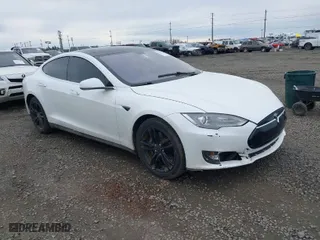 2013 Tesla Model S with VIN 5YJSA1CG3DFP16662, listed as a IAAI auction lot 41652712 with 105,176 mi miles. Bid and sale history available at carsss.com. Image 1.