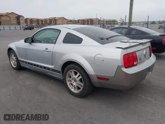 2007 Ford Mustang Deluxe with VIN 1ZVFT80N275331507, listed as a IAAI auction lot 42120778 with 117,021 mi miles. Bid and sale history available at carsss.com. Image 3.