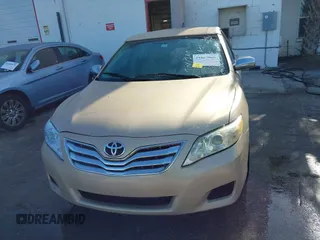 2011 Toyota Camry LE z VIN 4T1BF3EK2BU670515, wystawiony jako IAAI lot #41867049 z przebiegiem 174 987 mil mil oraz . Historia ofert i sprzedaży dostępna na DreamBid. Obrazek 6.