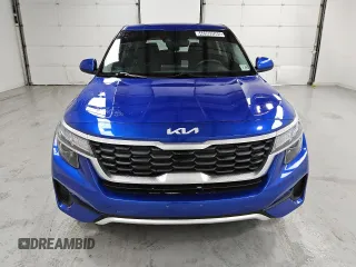 2023 Kia Seltos LX z VIN KNDEPCAA4P7462072, wystawiony jako Copart lot #46909565 z przebiegiem 54 268 mil mil oraz Tytuł czysty. Historia ofert i sprzedaży dostępna na DreamBid. Obrazek 5.