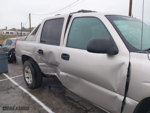 2005 Chevrolet Avalanche LS with VIN 3GNEC12Z05G163675, listed as a IAAI auction lot 41461801 with 430,784 mi miles. Bid and sale history available at carsss.com. Image 6.