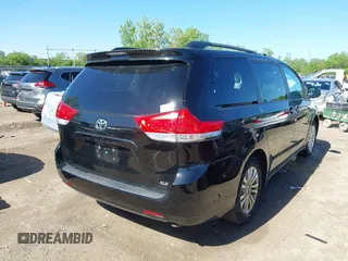 2013 Toyota Sienna XLE AAS z VIN 5TDYK3DC5DS306309, wystawiony jako IAAI lot #42260000 z przebiegiem 82 558 mil mil oraz . Historia ofert i sprzedaży dostępna na DreamBid. Obrazek 4.