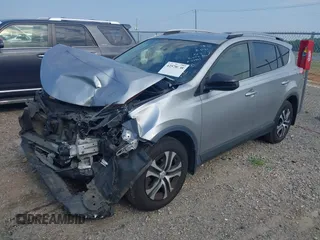 2018 Toyota RAV4 LE z VIN JTMBFREV7JJ250802, wystawiony jako IAAI lot #42578008 z przebiegiem 145 952 mil mil oraz . Historia ofert i sprzedaży dostępna na DreamBid. Obrazek 2.