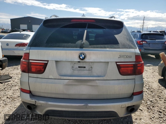 2013 BMW X5 xDrive35i z VIN 5UXZV4C50D0E05712, wystawiony jako Copart lot #57557575 z przebiegiem 118 243 mil mil oraz Szkoda całkowita • Salvage title. Historia ofert i sprzedaży dostępna na DreamBid. Obrazek 6.