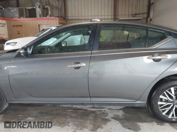 2025 Nissan Altima SV with VIN 1N4BL4DW2SN351266, listed as a IAAI auction lot 41869361 with 8,698 mi miles and . Bid and sale history available at DreamBid. Image 14.