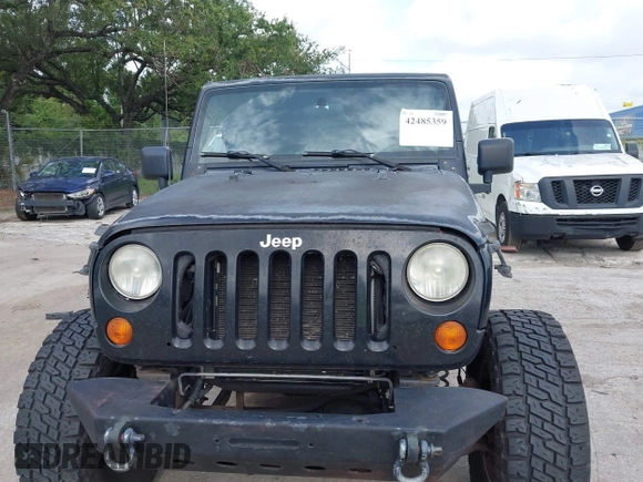2007 Jeep Wrangler Unlimited Sahara z VIN 1J8GA59187L104774, wystawiony jako IAAI lot #42485359 z przebiegiem 192 254 mil mil oraz . Historia ofert i sprzedaży dostępna na DreamBid. Obrazek 13.