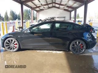 2020 Tesla Model 3 Performance z VIN 5YJ3E1EC2LF805320, wystawiony jako IAAI lot #41799172 z przebiegiem 24 253 mil mil oraz . Historia ofert i sprzedaży dostępna na DreamBid. Obrazek 13.
