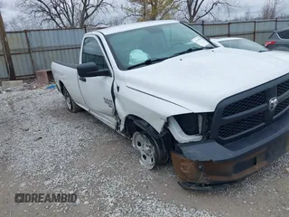 2019 Ram 1500 Tradesman z VIN 3C6JR6DG2KG705859, wystawiony jako IAAI lot #41716700 z przebiegiem 128 721 mil mil oraz . Historia ofert i sprzedaży dostępna na DreamBid. Obrazek 6.