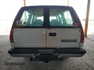 1993 Chevrolet Suburban z VIN 1GNGK26K8PJ352462, wystawiony jako Copart lot #76616364 z przebiegiem 147 505 mil mil oraz Czysty tytuł • Clean title. Historia ofert i sprzedaży dostępna na DreamBid. Obrazek 6.