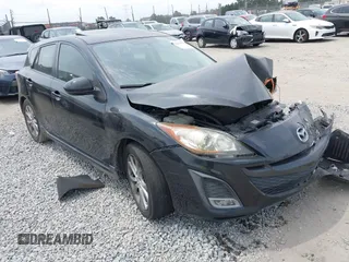 2011 Mazda 3 S Sport z VIN JM1BL1K53B1372752, wystawiony jako IAAI lot #42102834 z przebiegiem 98 895 mil mil oraz . Historia ofert i sprzedaży dostępna na DreamBid. Obrazek 1.