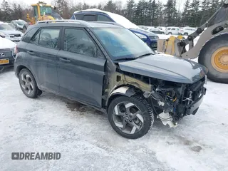 2024 Hyundai Venue SEL z VIN KMHRC8A39RU317444, wystawiony jako IAAI lot #41596048 z przebiegiem 8 619 mil mil oraz . Historia ofert i sprzedaży dostępna na DreamBid. Obrazek 1.
