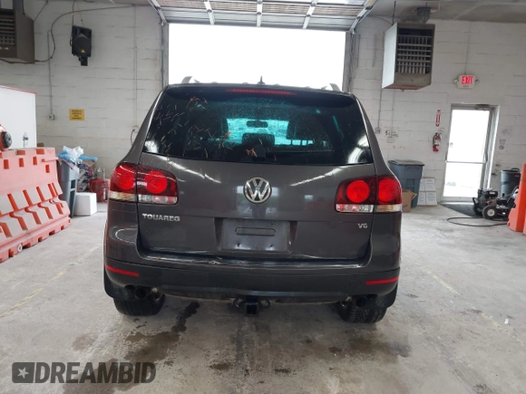 2010 Volkswagen Touareg VR6 z VIN WVGBF7A91AD002407, wystawiony jako IAAI lot #42369975 z przebiegiem 95 504 mil mil oraz . Historia ofert i sprzedaży dostępna na DreamBid. Obrazek 16.
