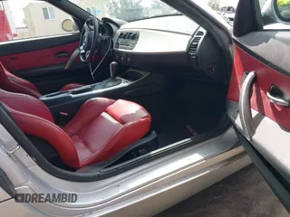 2007 BMW Z4 3.0i z VIN 4USBU33527LW70285, wystawiony jako IAAI lot #42201075 z przebiegiem 116 829 mil mil oraz . Historia ofert i sprzedaży dostępna na DreamBid. Obrazek 5.