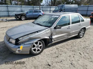 1999 Volvo S70 z VIN YV1LS56D5X1600316, wystawiony jako Copart lot #50901725 z przebiegiem 193 383 mil mil oraz Czysty tytuł • Clean title. Historia ofert i sprzedaży dostępna na DreamBid. Obrazek 1.