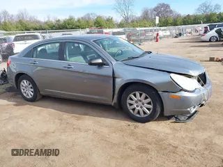 2008 Chrysler Sebring LX z VIN 1C3LC46K38N156346, wystawiony jako IAAI lot #40965609 z przebiegiem Nie podano mil oraz . Historia ofert i sprzedaży dostępna na DreamBid. Obrazek 14.