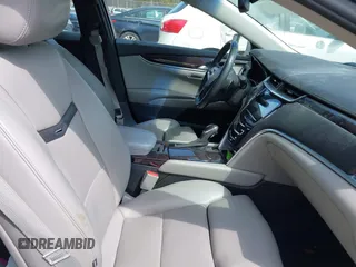 2013 Cadillac XTS Luxury z VIN 2G61P5S33D9170453, wystawiony jako IAAI lot #41928607 z przebiegiem 68 094 mil mil oraz . Historia ofert i sprzedaży dostępna na DreamBid. Obrazek 5.