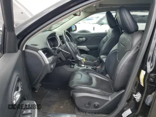 2017 Jeep Cherokee Overland z VIN 1C4PJMJS3HW551101, wystawiony jako Copart lot #53347975 z przebiegiem 60 795 mil mil oraz Szkoda całkowita • Salvage title. Historia ofert i sprzedaży dostępna na DreamBid. Obrazek 7.