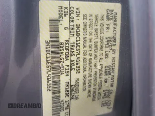 2007 Nissan Versa SL z VIN 3N1BC11E57L416352, wystawiony jako Copart lot #56119895 z przebiegiem 134 958 mil mil oraz Szkoda całkowita • Salvage title. Historia ofert i sprzedaży dostępna na DreamBid. Obrazek 13.