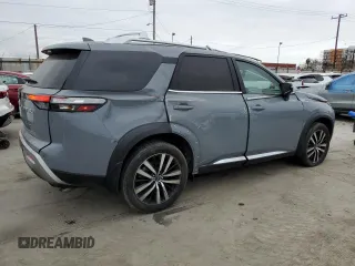 2023 Nissan Pathfinder Platinum z VIN 5N1DR3DG7PC200653, wystawiony jako Copart lot #53497265 z przebiegiem 17 007 mil mil oraz Szkody całkowita. Historia ofert i sprzedaży dostępna na DreamBid. Obrazek 3.