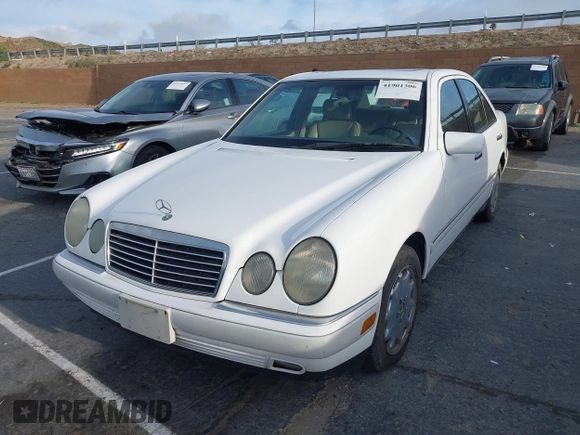 1997 Mercedes-Benz E-Class with VIN WDBJF55F8VJ031834, listed as a IAAI auction lot 41901306 with 1 mi miles. Bid and sale history available at carsss.com. Image 17.
