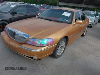 2003 Lincoln Town Car Cartier z VIN 1LNHM83WX3Y633077, wystawiony jako IAAI lot #42501273 z przebiegiem Nie podano mil oraz . Historia ofert i sprzedaży dostępna na DreamBid. Obrazek 2.