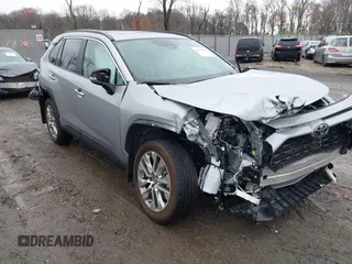 2025 Toyota RAV4 XLE Premium z VIN 2T3A1RFV6SC503413, wystawiony jako IAAI lot #41946001 z przebiegiem 831 mil mil oraz . Historia ofert i sprzedaży dostępna na DreamBid. Obrazek 1.